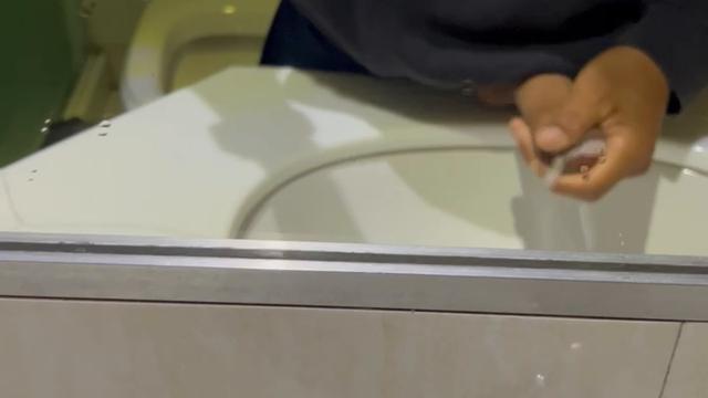 Tezão bateu, direto pro banheiro aliviar?