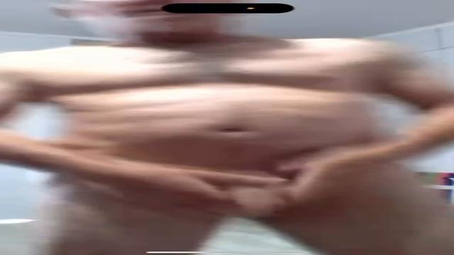 Esse coroa é lindo branquinho olhos claros grisalho ...