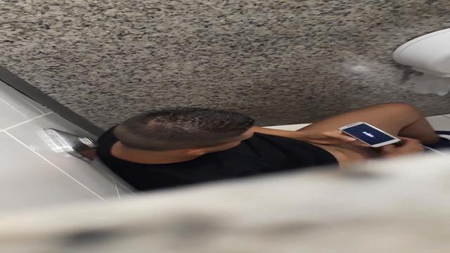 Flagrei o motorista da empresa batendo uma 