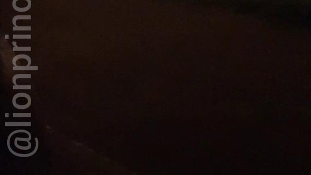 Chega, ajoelha, abre a boca, engole e depois senta