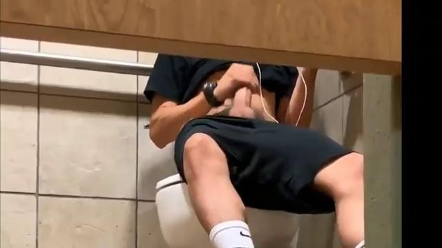 Novinho frenético descascando o palhacito