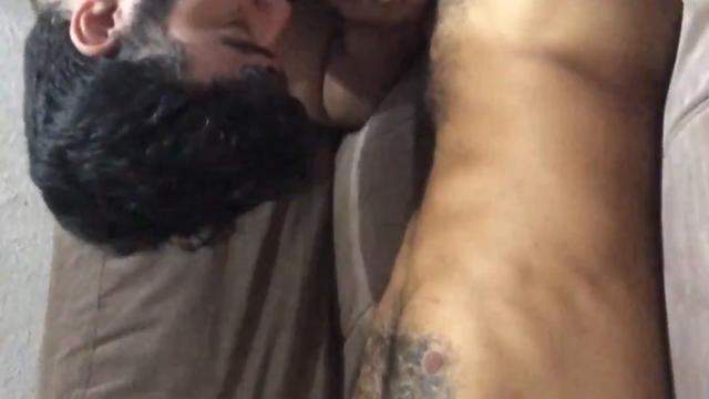 Dando de mamar pro ursão gostoso