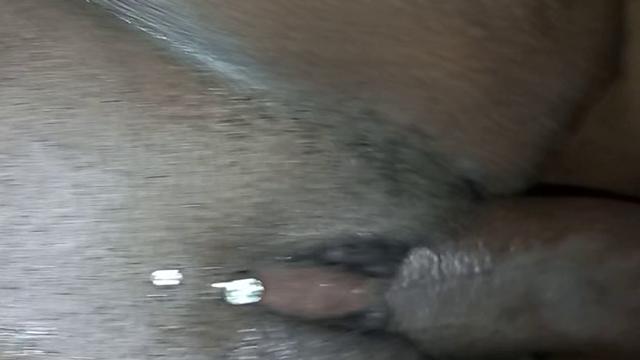 Magrinho comendo a preta rabuda e gozando dentro 