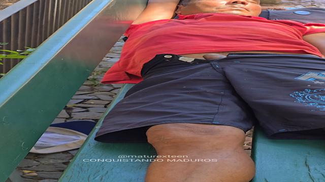 COROA DE RUA DORMINDOCOM O CACETAODE FORA, 