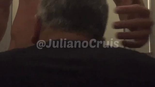 009 - SEXO NO BANHEIRO DA BARBEARIA. Fui cortar o ca...