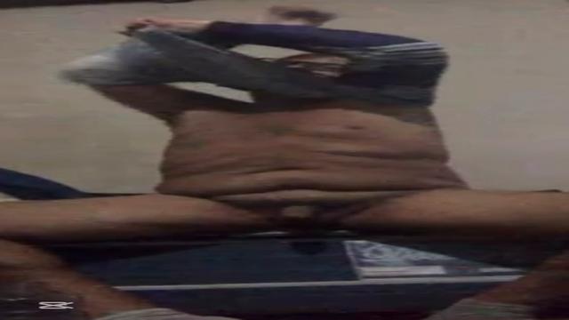 Aposentado alto gordo gozando gostoso inédito 