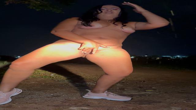 Aproveitei e me masturbei, minha buceta tava lisinha...