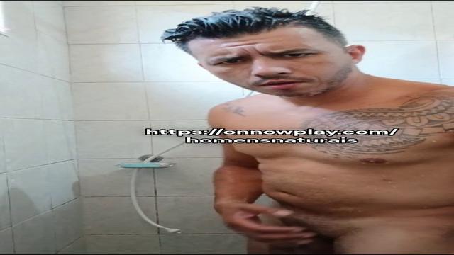 Moreno tatuado no banho