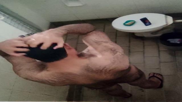 Caminhoneiro peludo no banho 03