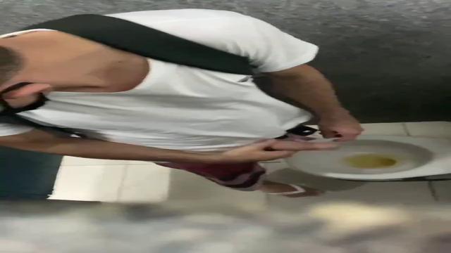 Safado batendo uma no banheiro 