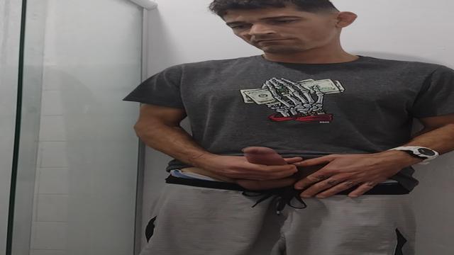 Batendo uma no banheiro 