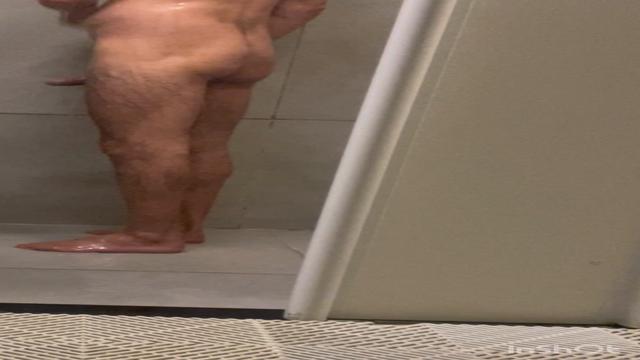 Safado se exibindo para mim no banho no vestiário 