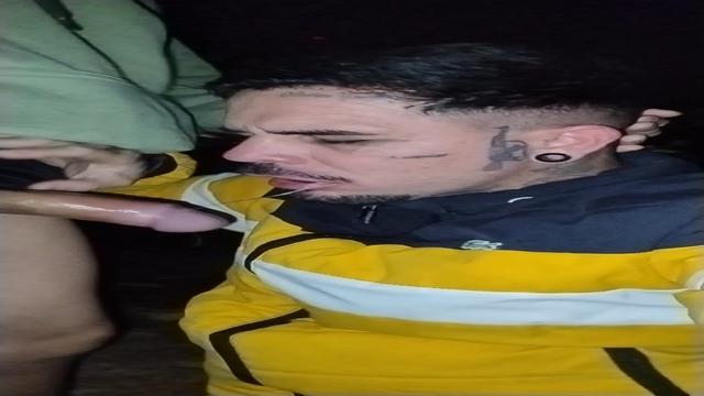 Encontrei com esse novinho pauzudo mostrando o pau p...