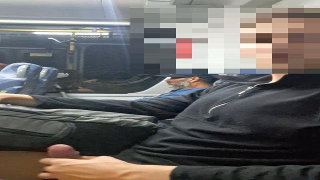 Tirando o pau pra fora no ônibus cheio