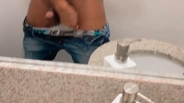 TESÃO NO BANHEIRO DO TRABALHO 