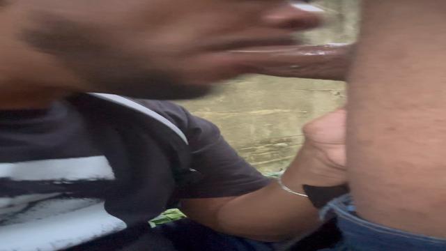 Mamando magrinho dotado na trilha 