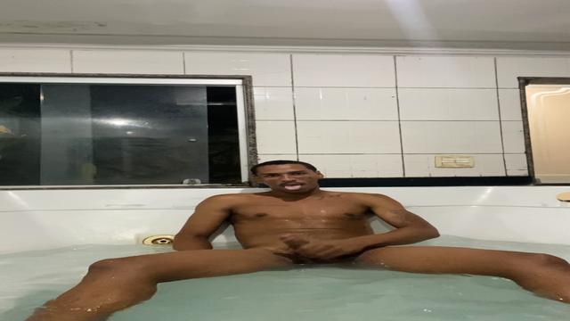 Enchi o cuzinho do cliente de leite mas a piroca continuava dura e com tesao, então seu macho leiteiro gozou bastante pra você sua putinha