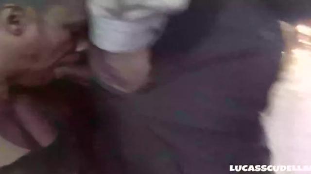 Chupando o executivo dotado na avenida movimentada 