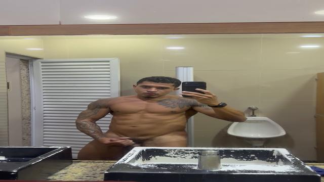 Flagrado se masturbando após a natação 