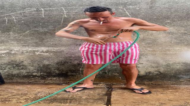 Banho de mangueira me lembra a infância. 