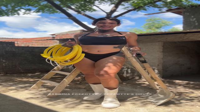 Sabrina Prezotte a travesti brasileira do pau grande vira sua ajudante de pedreiro, você quer essa ajudante na sua obra.