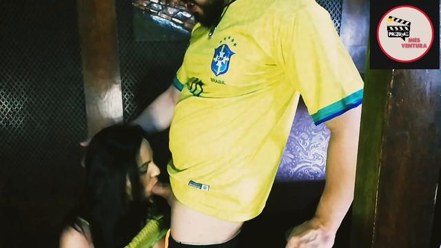 veio ao puteiro assistir o jogo e fudeo