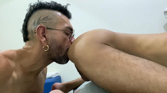 Sucking the skinny guy's pussy