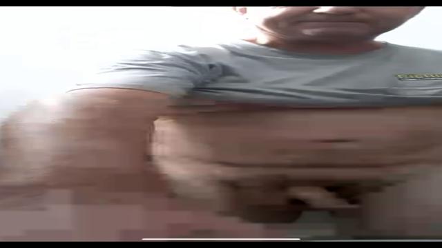 Leitinho diário desse coroa dono de material de cons...