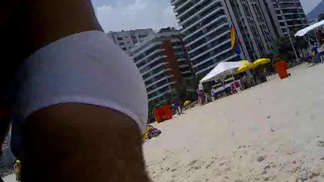 RARO - Macho experimentando sunga na praia