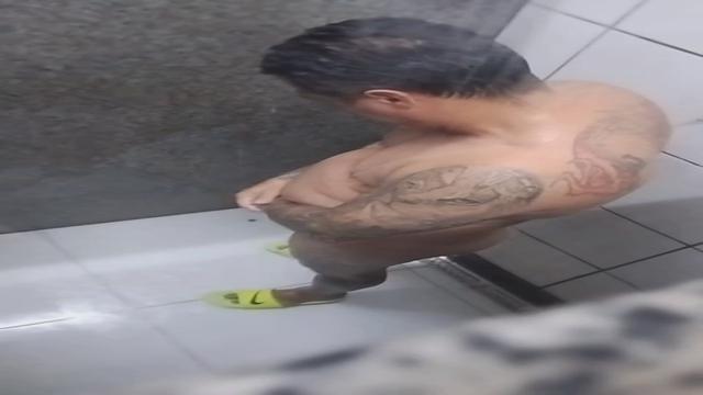 Caminhoneiro no banho