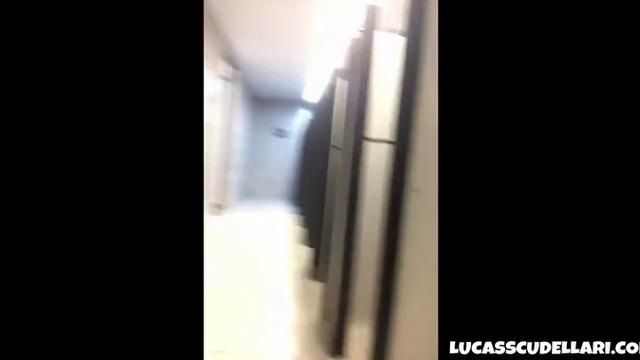 Tomando banho de porta aberta na academia 