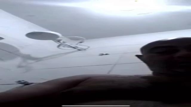 Mais uma gozada do caminhoneiro em banheiro do posto...