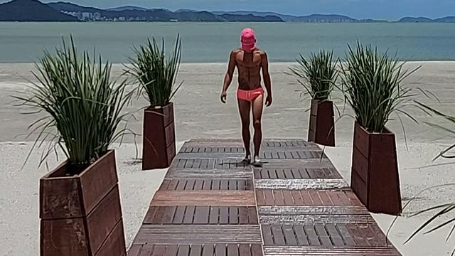 Mostrando pau na praia