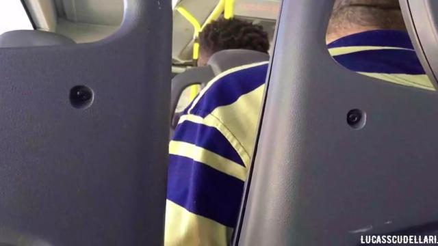 Batendo uma no transporte público 