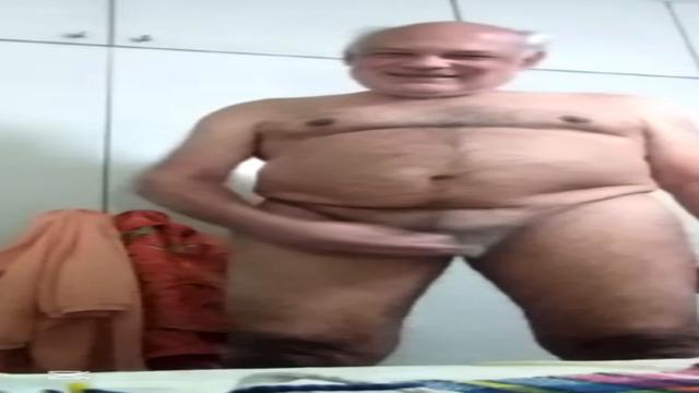 Médico 60 anos muito safado exibindo a cueca a bunda tudo delícia inédito 