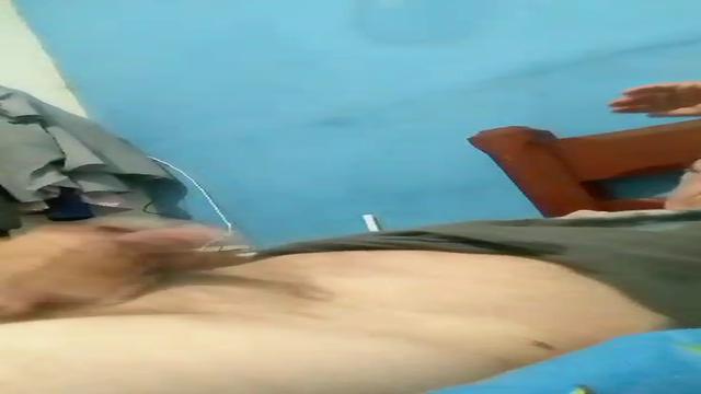 Coroa tímido mostrando a rola mole peluda gostosa qu...