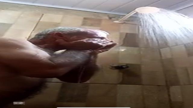 Como prometido .. part 2 e banho completo desse operador de máquina lindo tesudo inédito 