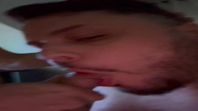 Ele está com tanto tesão que jorrou leite e eu engol...