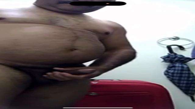 Outro vídeo do maduro mecânico de bigode .. cinquentão delícia goza sem gemer mas sai bastante leite 