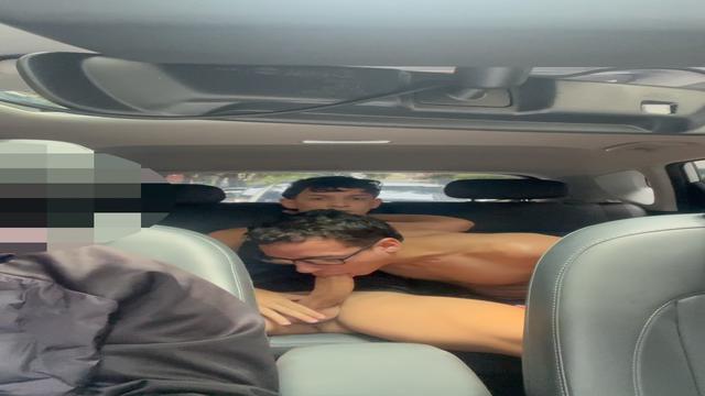 Twink se pegando no carro