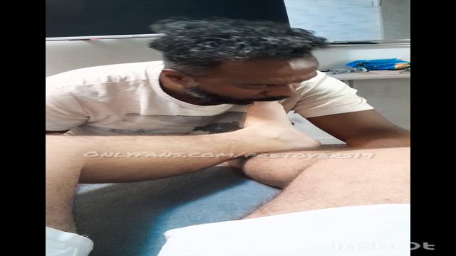 Dom Oculto - dominado pelo pés 