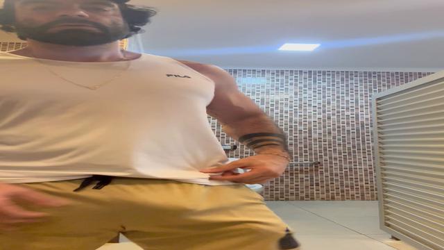 Eu tentando esconder a samba canção depois q me dei ...