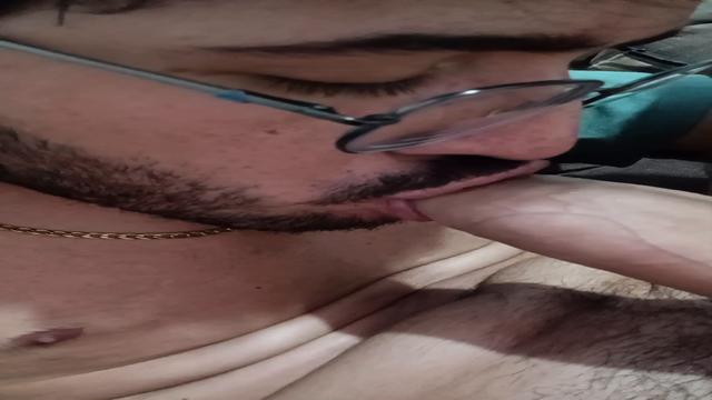 Saboreando o meu pré gozada e deslizando a cabeça do meu pau suavemente nos meus lábios 
