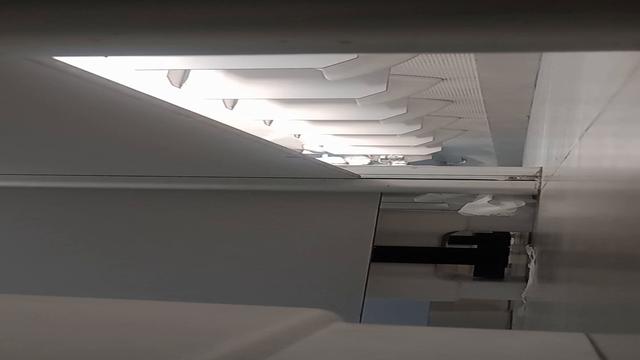 Tiozão com um baita pau mijando 