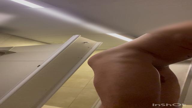 Gostoso peladão no vestiário 