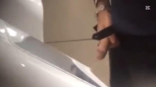 Flagras de machos Mijando em banheiro Pubiico