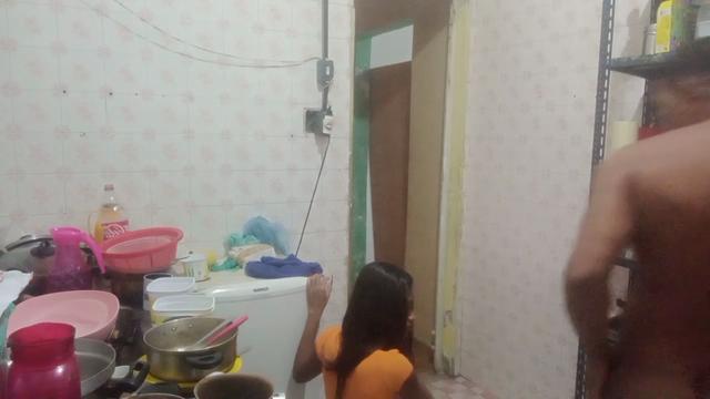 Transei com meu padrasto enquanto minha mãe trabalhava 