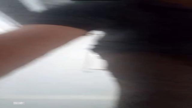 Motorista de van mostrando com a mulher na cozinha i...