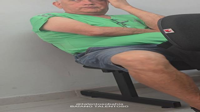 TAVA NA FILA DO BANCO E LA TOPEI COM ESSE VOVÔ  DE 7...