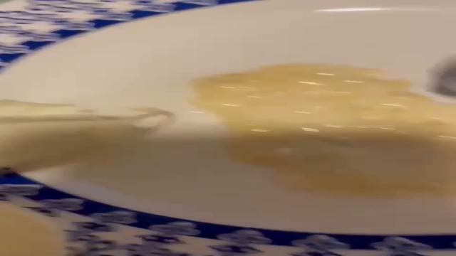 Mineiro comendo (banana com mijo) quieto